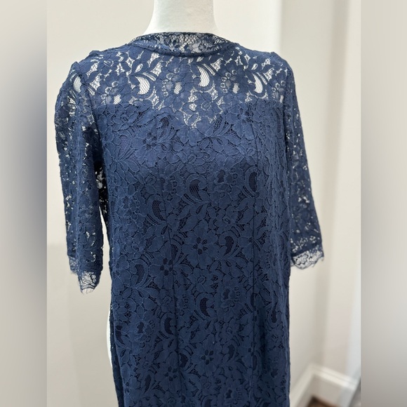 Beautiful, elegant lace gown. - Picture 2 of 4